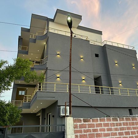 Mico'S Apartments Vlorë Esterno foto