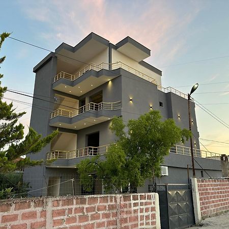 Mico'S Apartments Vlorë Esterno foto