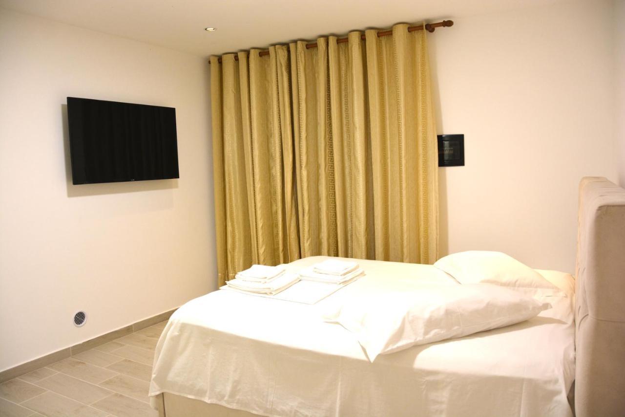 Mico'S Apartments Vlorë Esterno foto