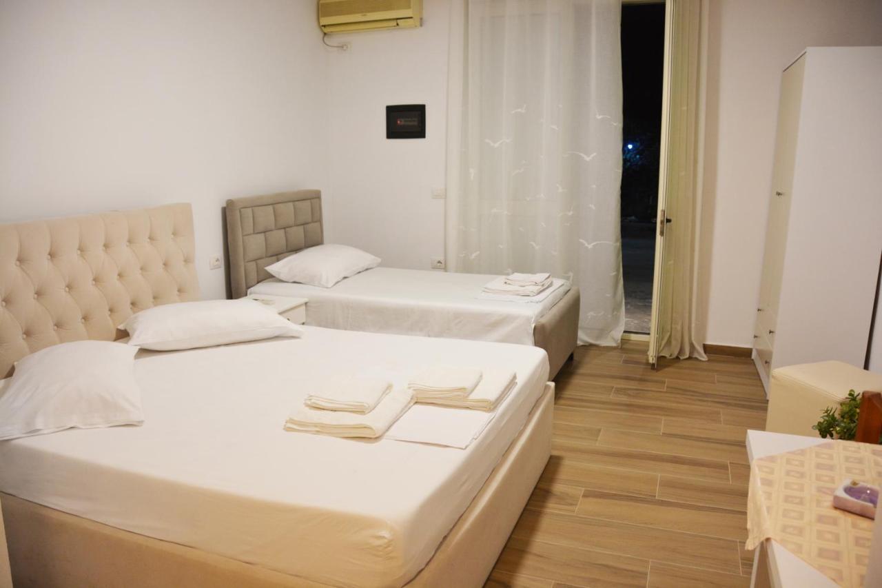 Mico'S Apartments Vlorë Esterno foto
