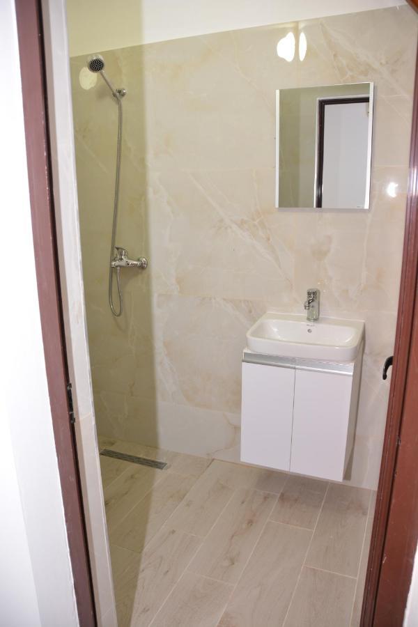 Mico'S Apartments Vlorë Esterno foto