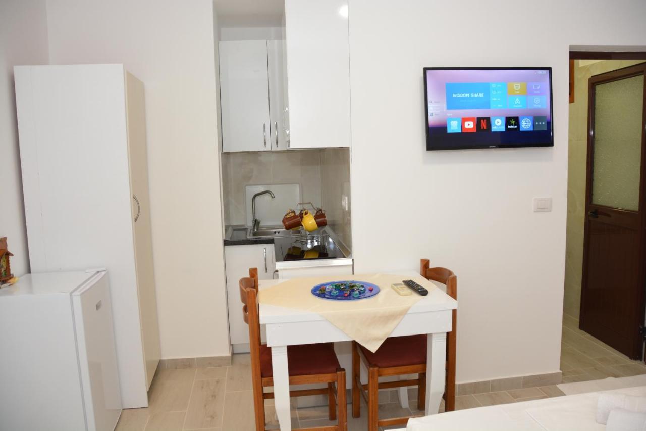 Mico'S Apartments Vlorë Esterno foto