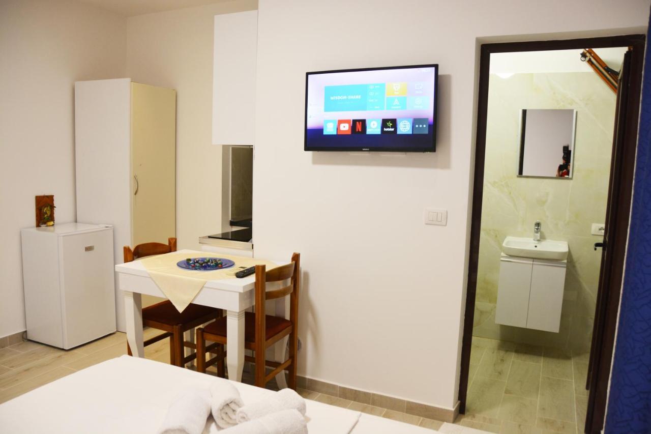 Mico'S Apartments Vlorë Esterno foto