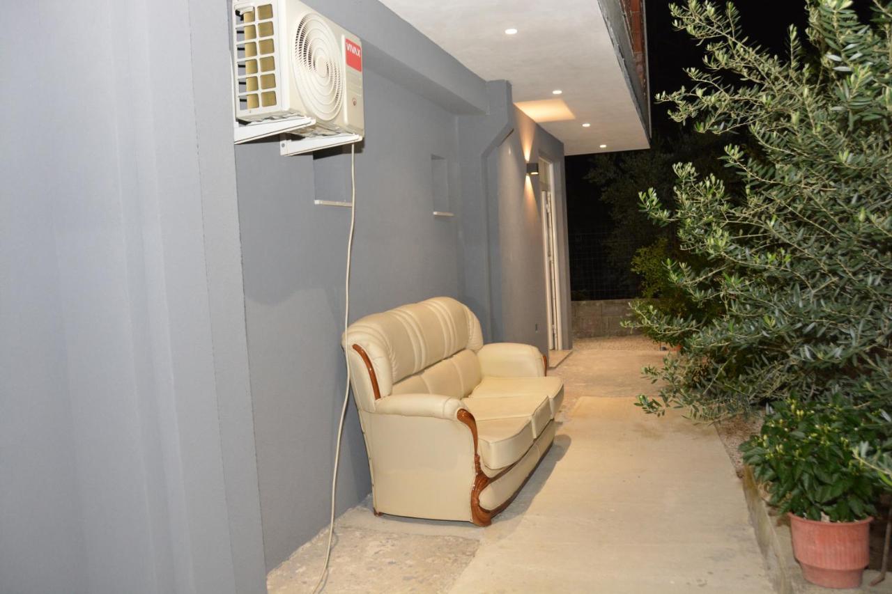 Mico'S Apartments Vlorë Esterno foto
