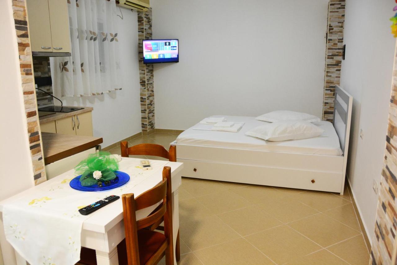 Mico'S Apartments Vlorë Esterno foto
