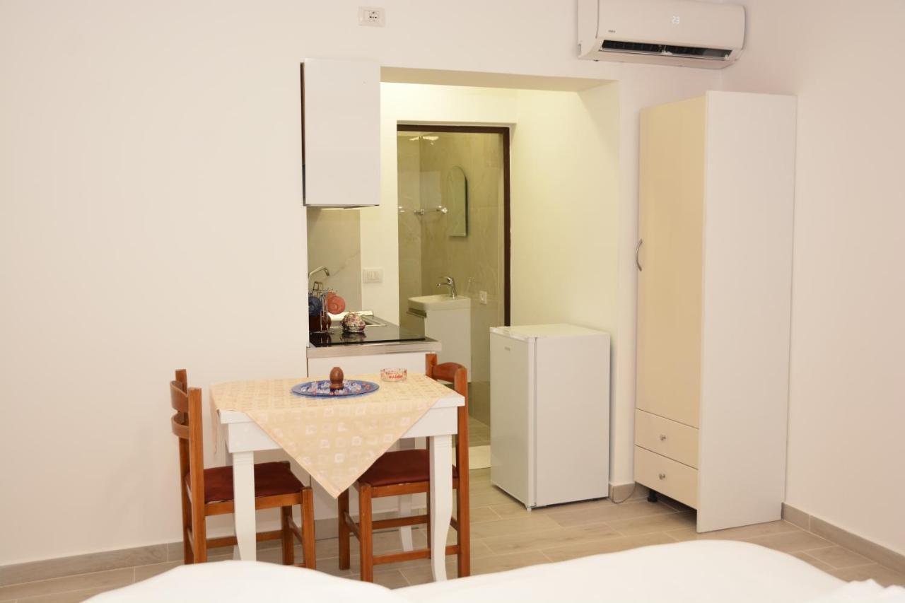 Mico'S Apartments Vlorë Esterno foto