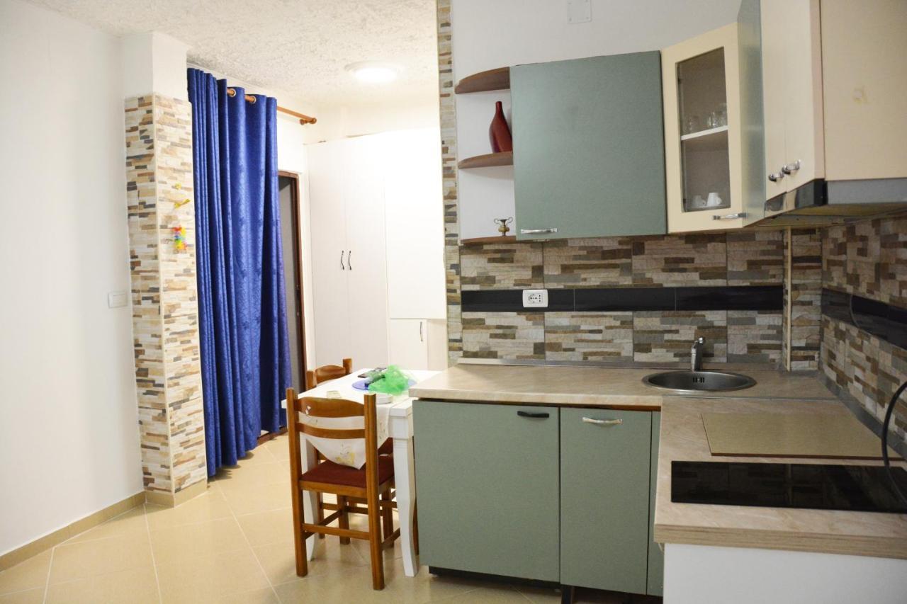 Mico'S Apartments Vlorë Esterno foto