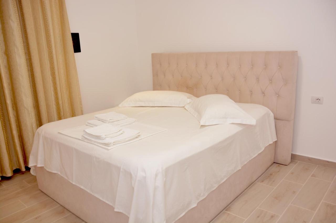 Mico'S Apartments Vlorë Esterno foto