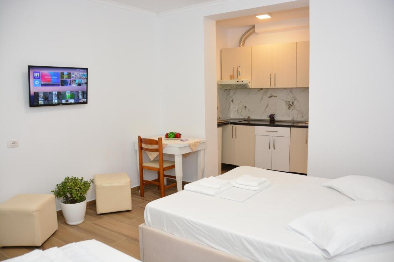Mico'S Apartments Vlorë Esterno foto