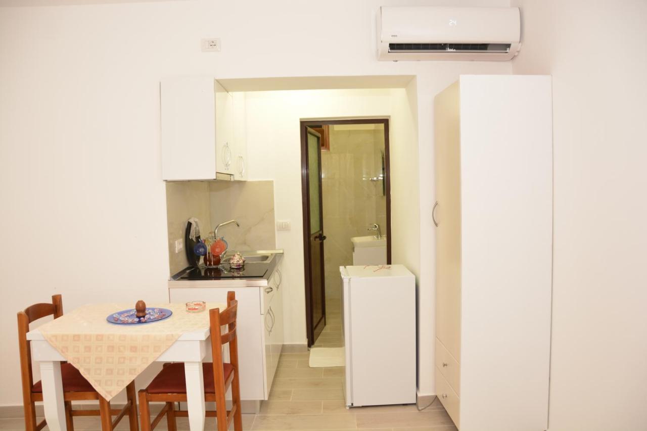 Mico'S Apartments Vlorë Esterno foto