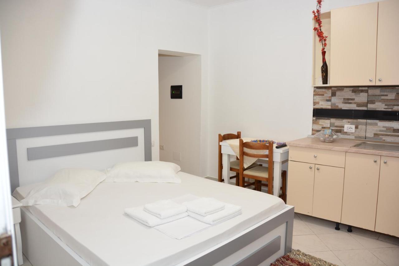 Mico'S Apartments Vlorë Esterno foto