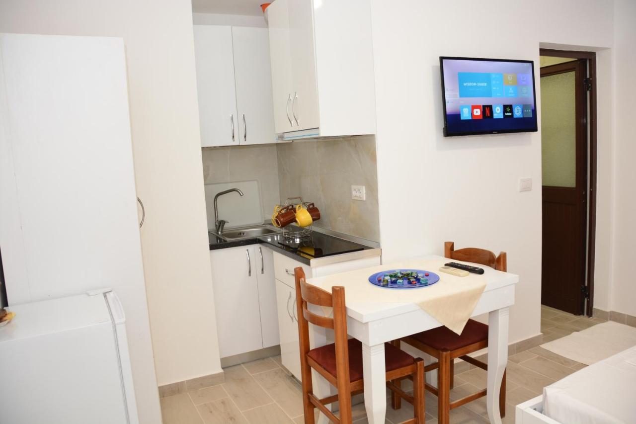 Mico'S Apartments Vlorë Esterno foto