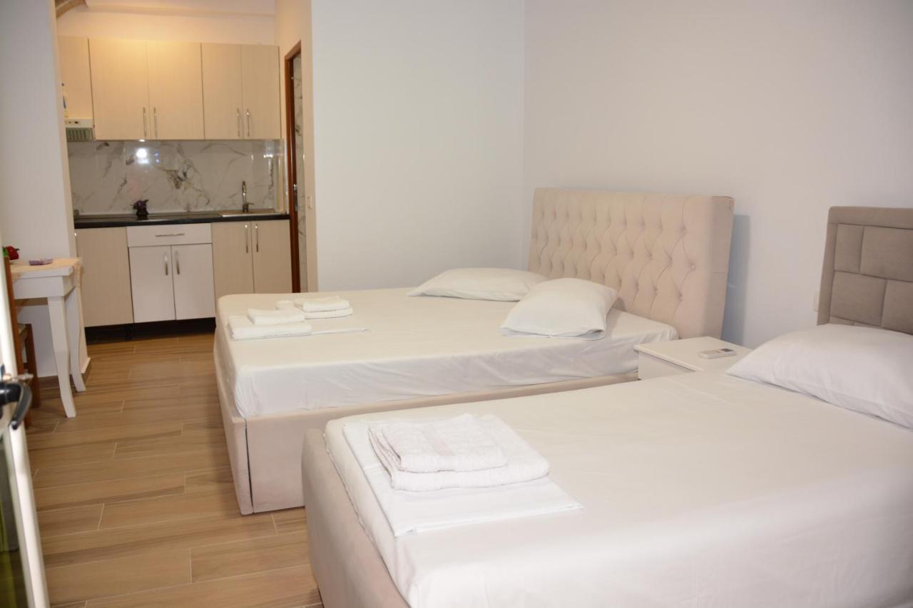 Mico'S Apartments Vlorë Esterno foto