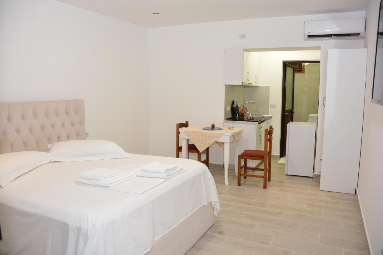 Mico'S Apartments Vlorë Esterno foto