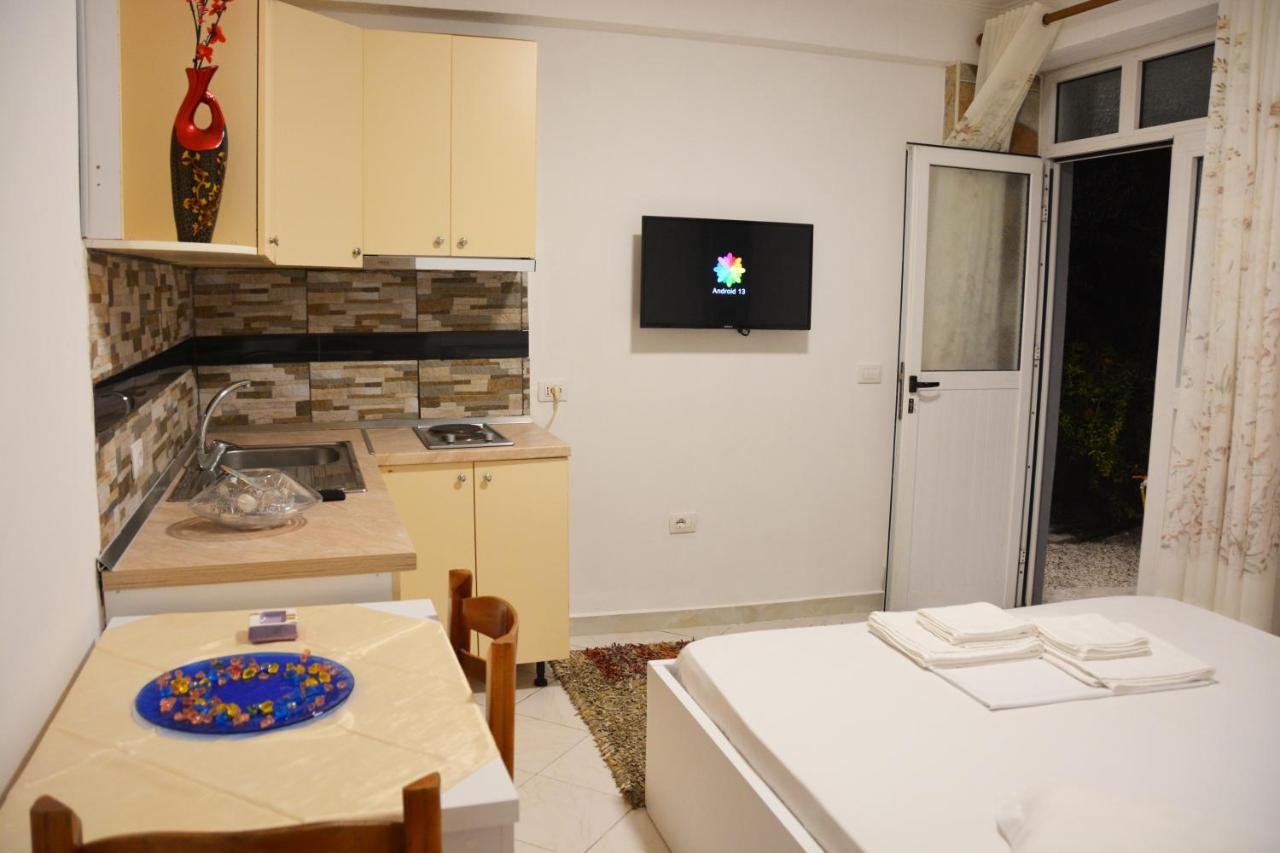 Mico'S Apartments Vlorë Esterno foto