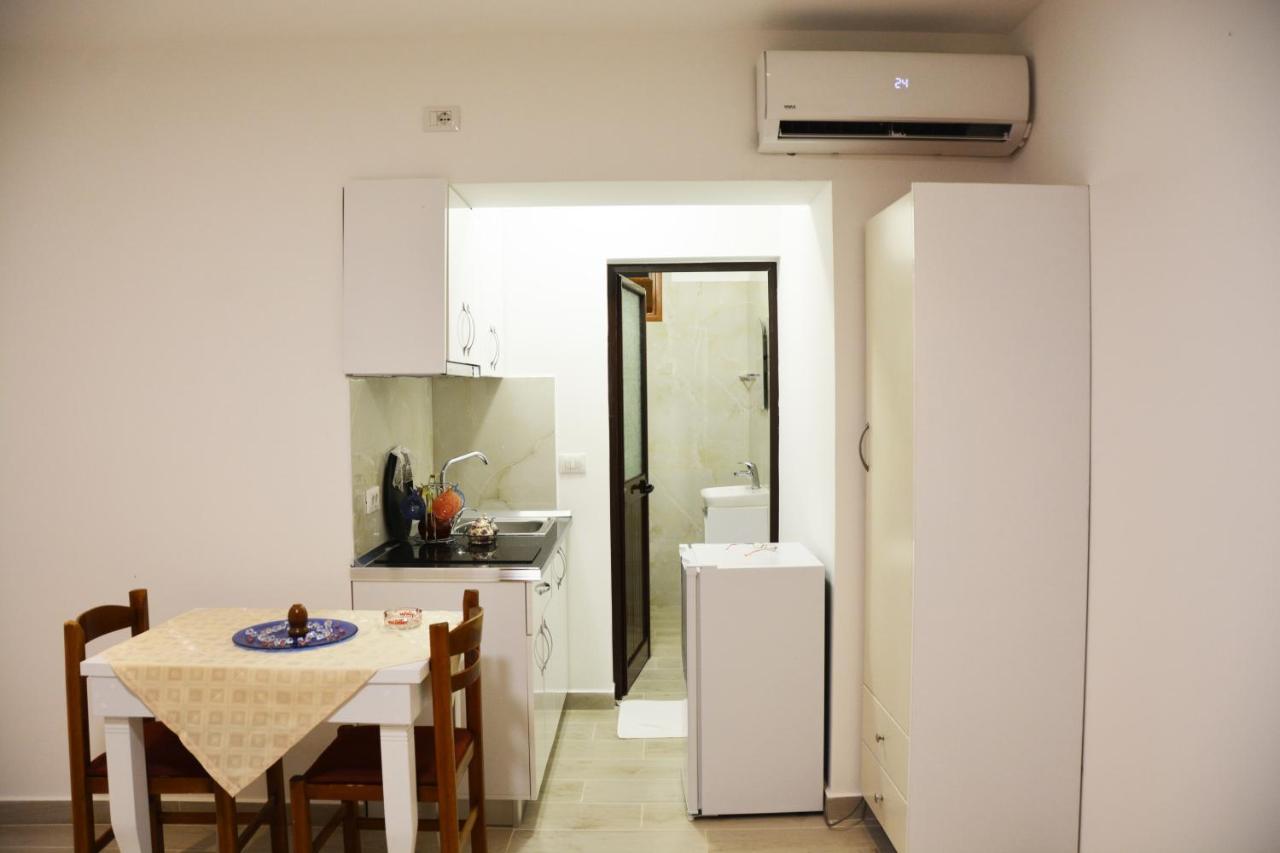 Mico'S Apartments Vlorë Esterno foto