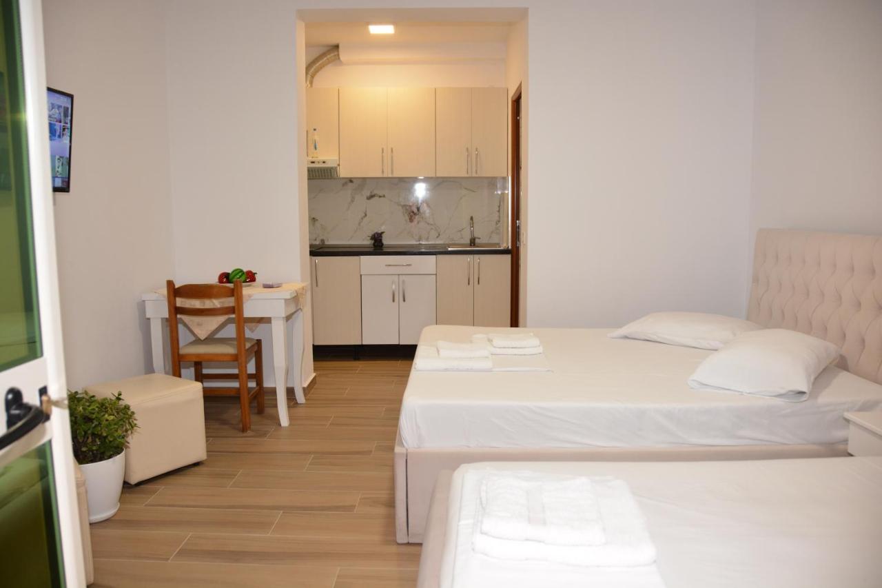 Mico'S Apartments Vlorë Esterno foto