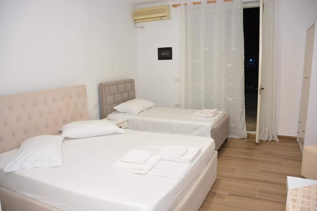 Mico'S Apartments Vlorë Esterno foto