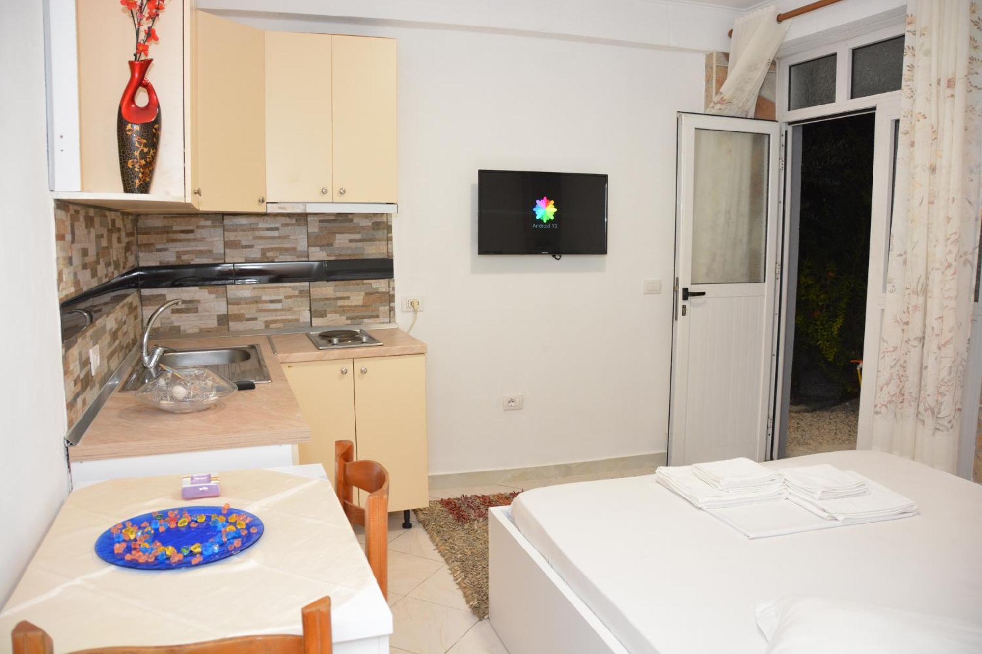 Mico'S Apartments Vlorë Esterno foto