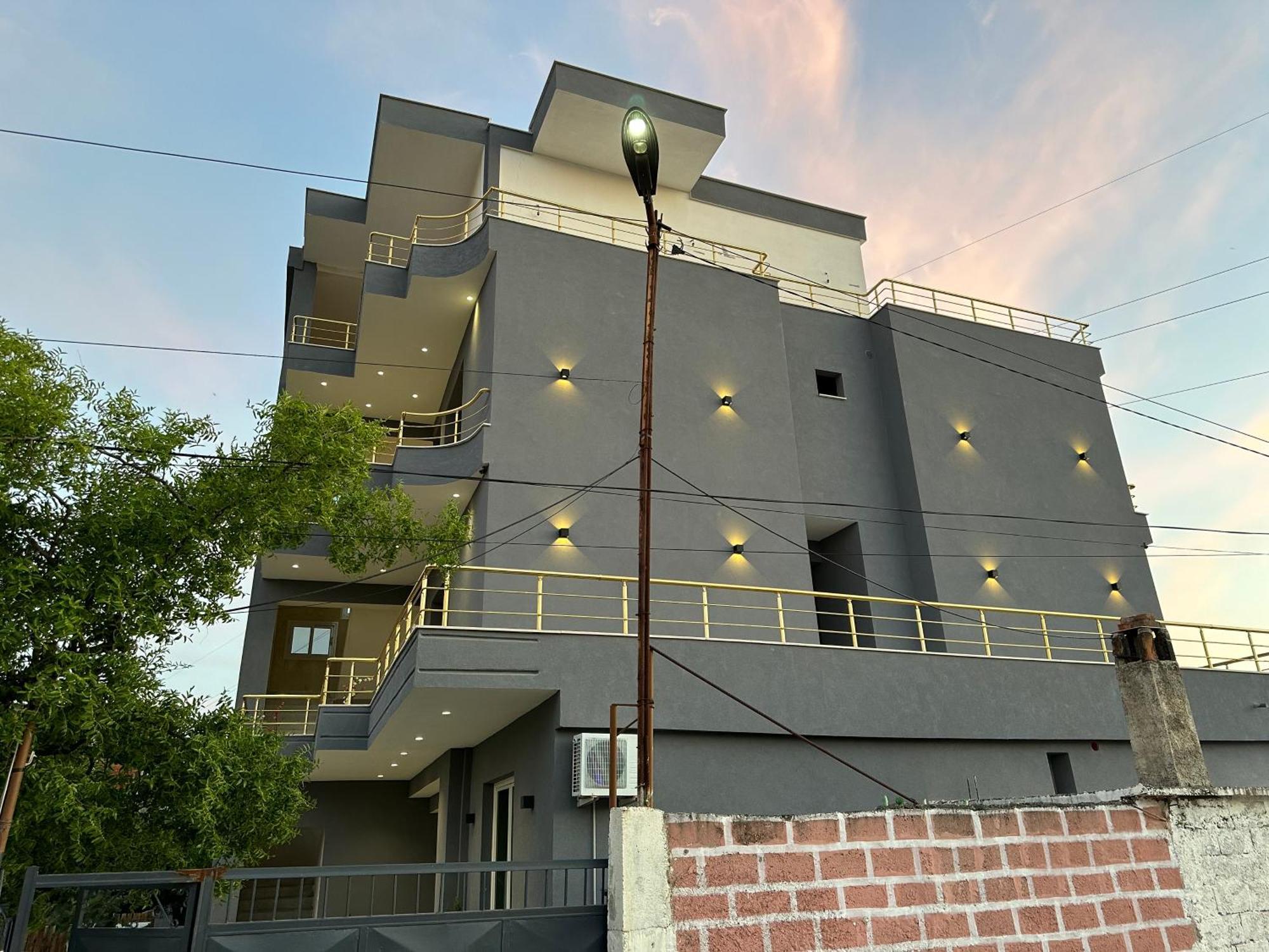 Mico'S Apartments Vlorë Esterno foto