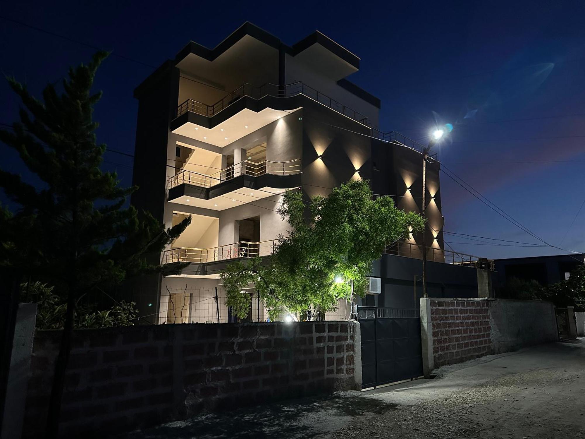 Mico'S Apartments Vlorë Esterno foto