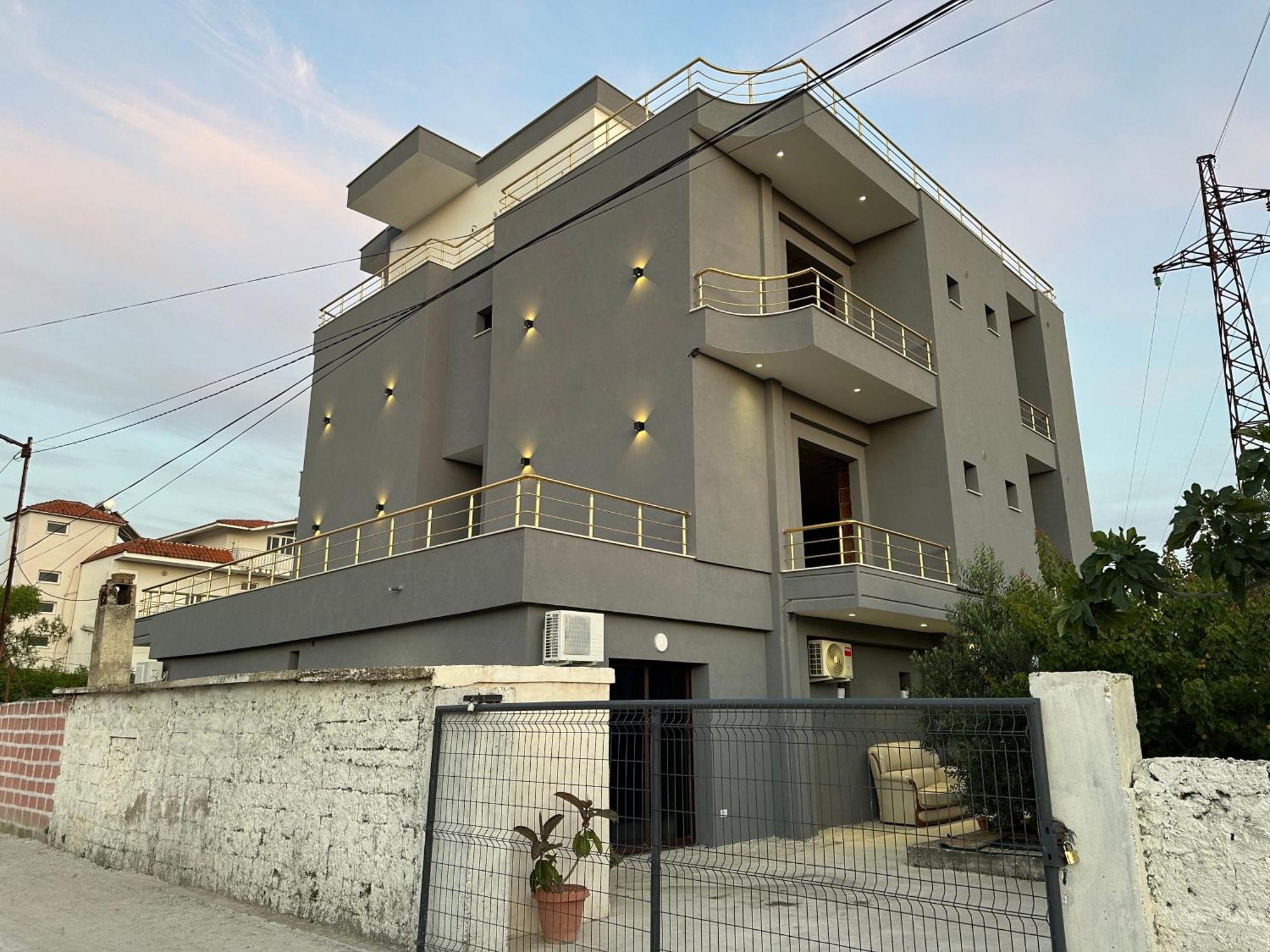 Mico'S Apartments Vlorë Esterno foto