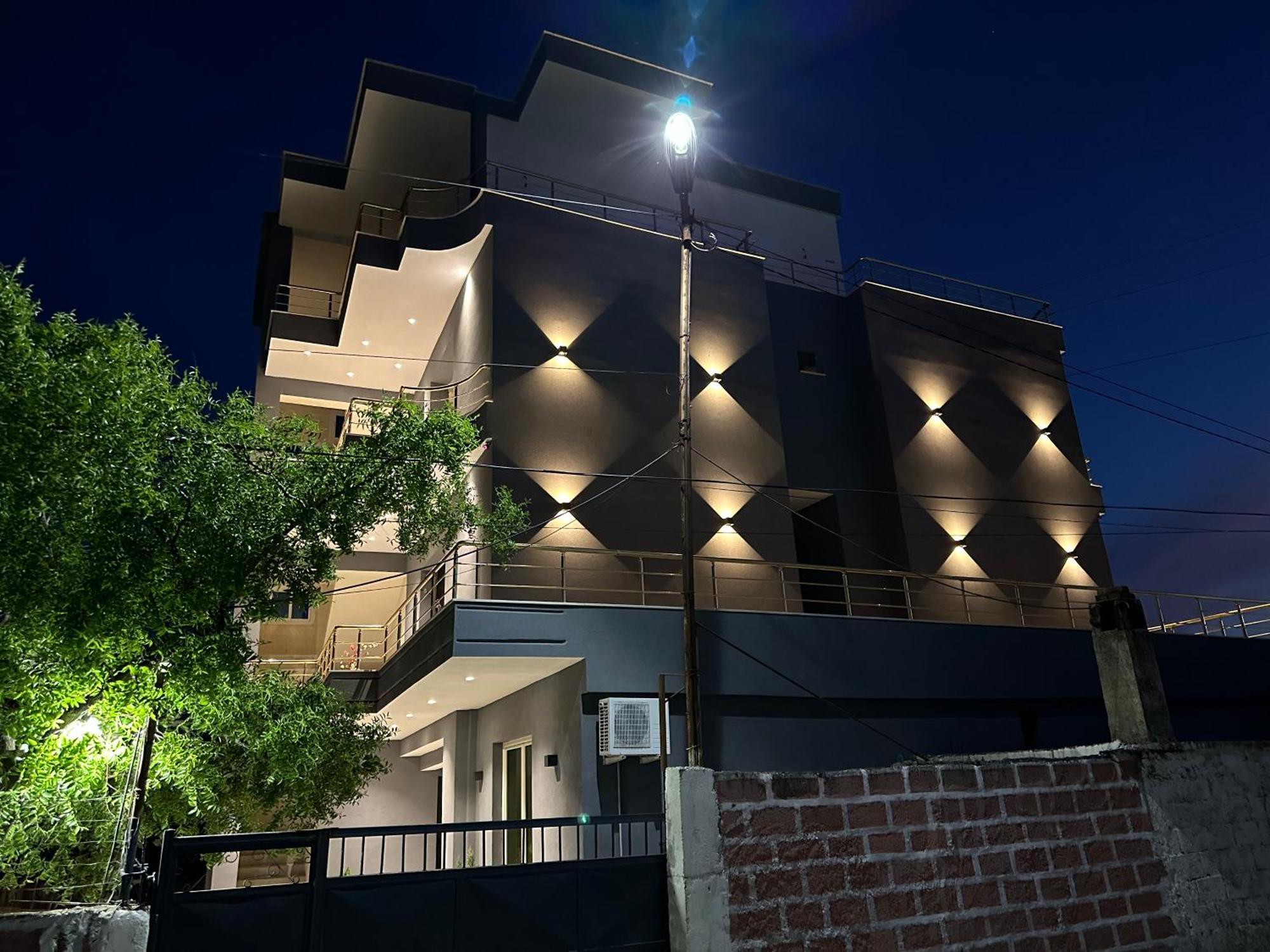 Mico'S Apartments Vlorë Esterno foto